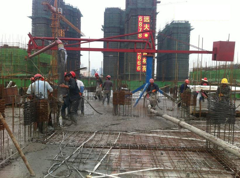 混凝土布料机在加固施工中的场景摄图