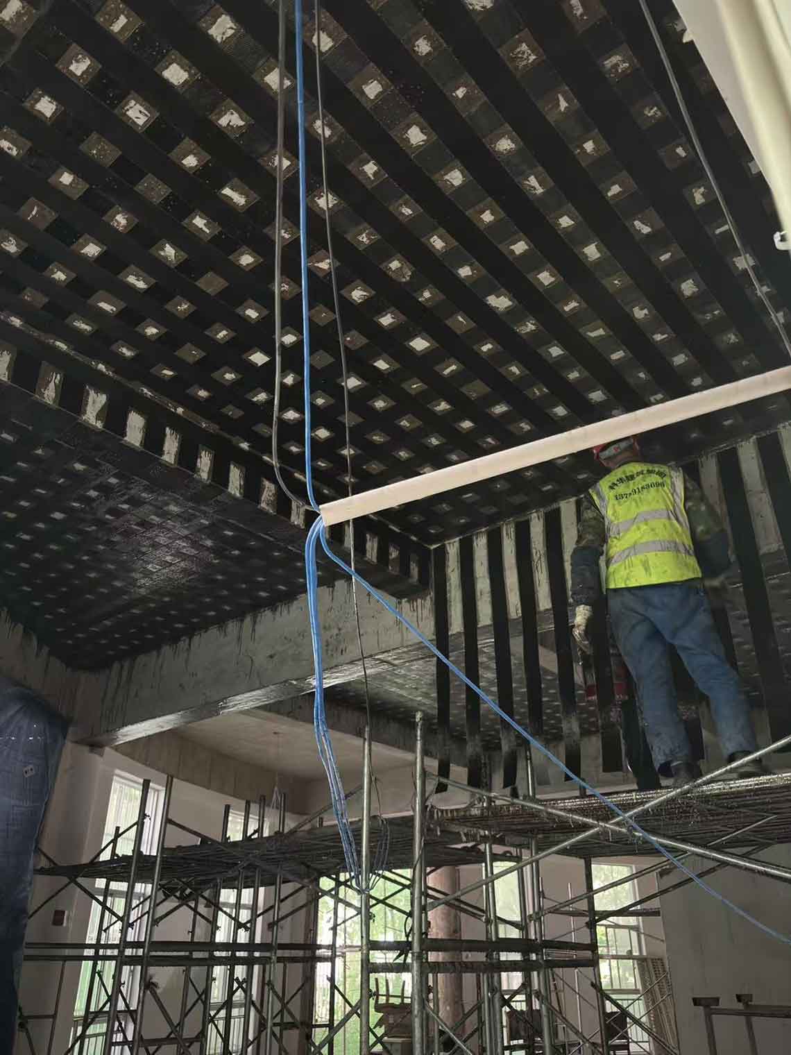 德宏州芒市碳纤维加固施工现场摄图